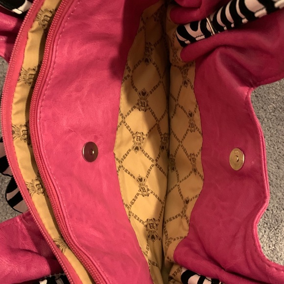 “Tãgs” Handbag - Picture 5 of 6